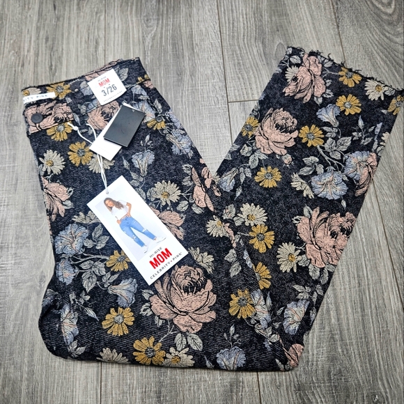 🛍 CELEBRITY PINK Hi Rise Multicolor floral print Mom Jeans 3/26 NWT - Picture 6 of 6